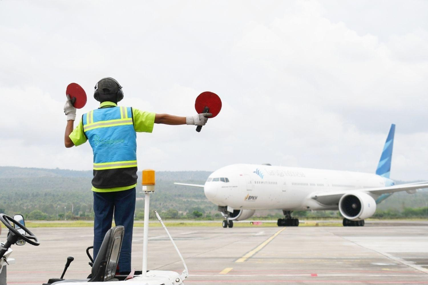 Tukang Parkir Pesawat (Marshaller) di Indonesia